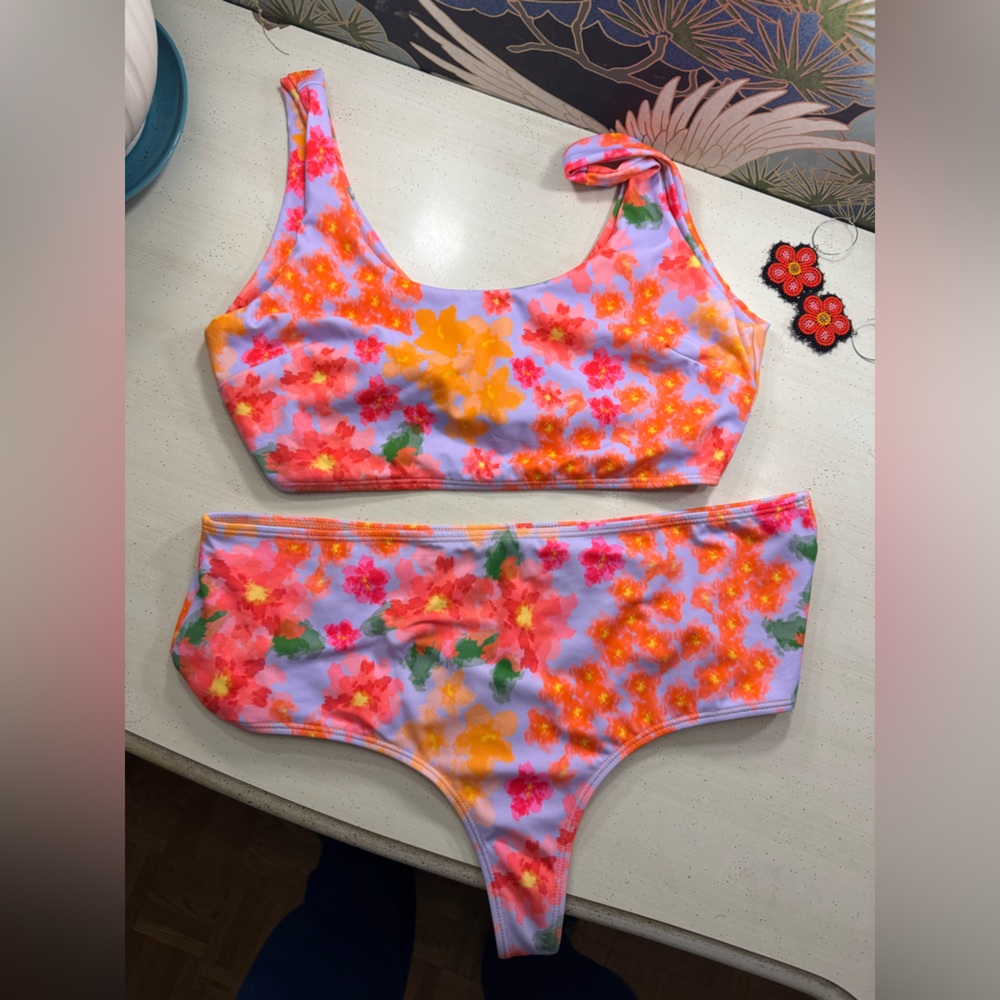 NWOT🌸Floral Bikini Top and Bottoms L/XL